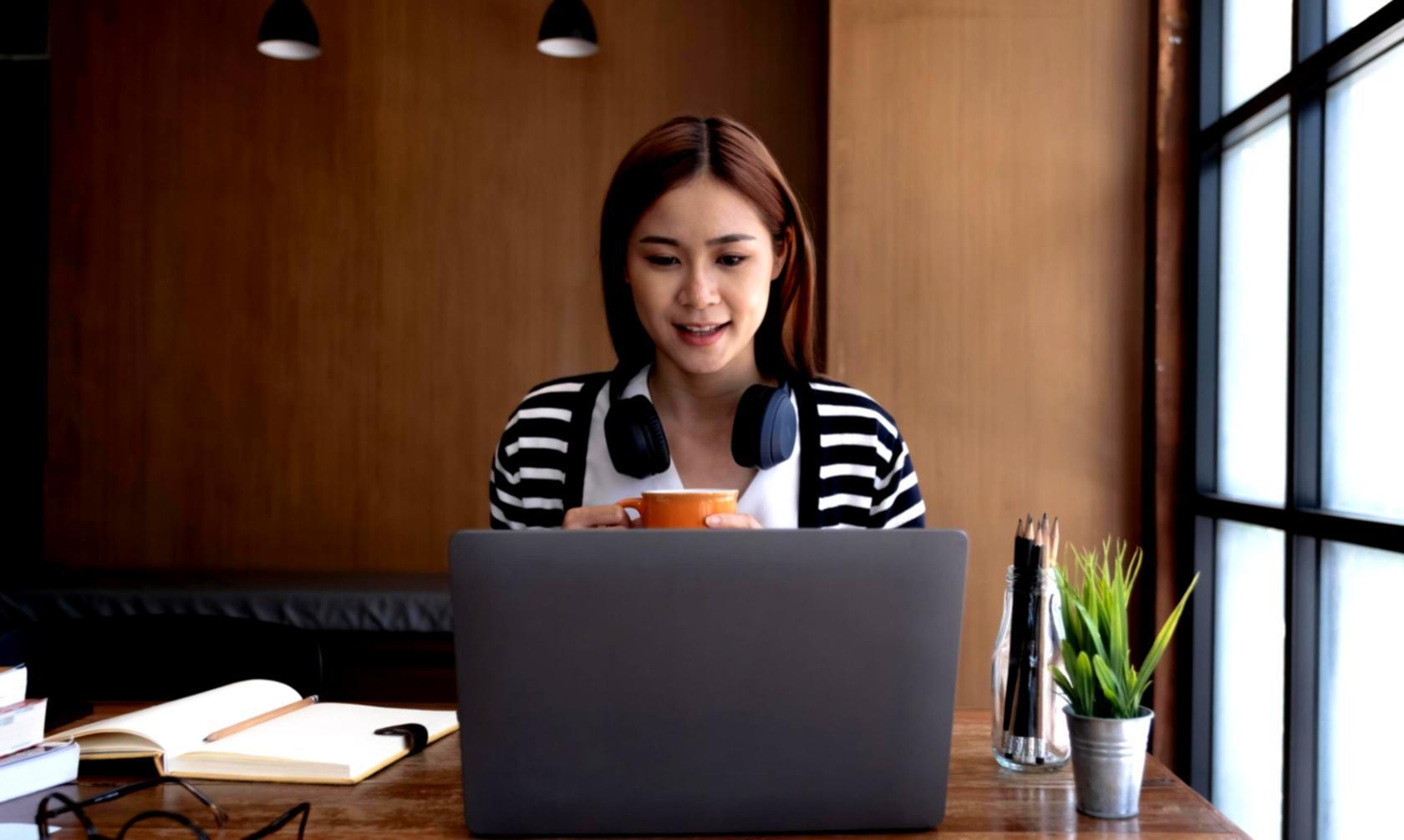 Arbeitsumgebung mit Finanzplanungsunterlagen und Computer